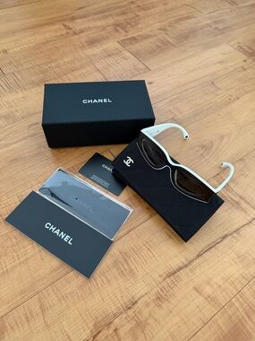CHANEL Sunglasses Black &White Cat Eye CC Logo CH 6056 1656/53